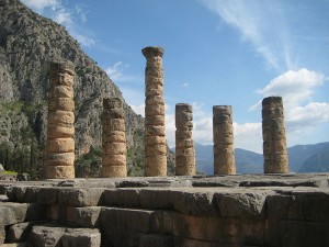 Columns_of_the_Temple_of_Apollo_at_Delphi,_Greece